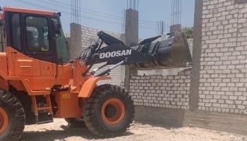 إزالة حالتين تعدي بالبناء على الأراضي الزراعية ومخرات السيول بمدينة الطود
