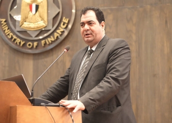نائب وزير المالية.. في حوار مفتوح مع ممثلي المجتمع التجاري وشركات الشحن والبريد السريع
