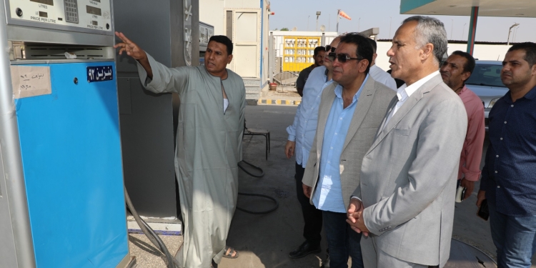 السكرتير العام المساعد يتفقد مواقف السيارات ومحطات الوقود لمتابعة الالتزام بالأجرة المقررة بعد قرار تحريك أسعار المواد البترولية