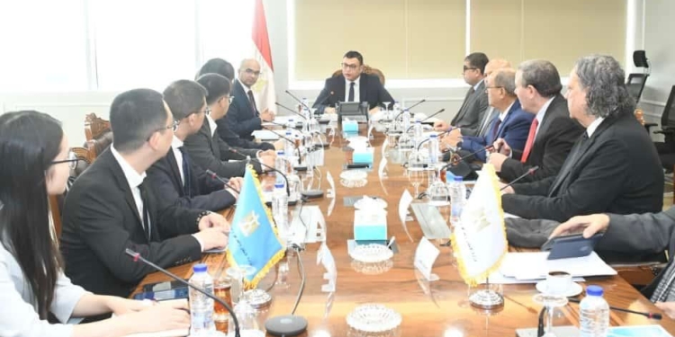 وزير الإسكان يلتقي وفدًا من “جيانجسو فينجاي” لبحث فرص التعاون