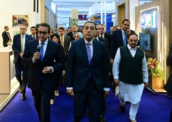 رئيس الوزراء يتفقد معرض “سمارت ديجيتال هيلث جيت”