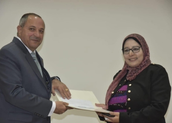 محافظ بورسعيد يكرم عددًا من مديري المديريات ورؤساء الأحياء والقائمين على عدد من المشروعات بالمحافظة والعاملين المتميزين بالديوان العام والأحياء والمديريات