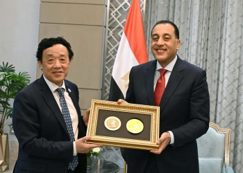 مدبولي يتسلم “ميدالية أغريكولا” أرفع أوسمة منظمة ” الفاو ” الممنوحة للرئيس السيسي تقديرا لجهوده في دعم قضايا الأمن الغذائي ومكافحة الجوع