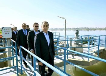 رئيس الوزراء يتفقد محطة مياه الشرب بأرض المشتل بمركز الصف.. و يضغط على زر تفعيل التشغيل