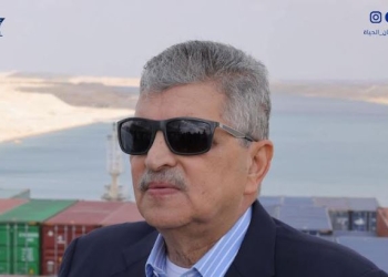 رئيس “قناة السويس”: حركة الملاحة بالقناة منتظمة ولم تتأثر بحادث جنوح سفينة البضائع