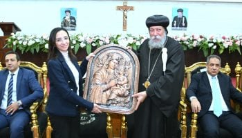 محافظ البحيرة تقدم التهنئة بعيد الميلاد المجيد للأنبا إيلاريون والأقباط