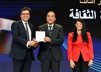 ” مدبولي ” يسلم وزير الثقافة جائزة التميز الحكومي في مجال تكافؤ الفرص وتمكين المرأة