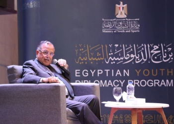 السفير نبيل فهمي يلقي محاضرة مع الشباب