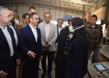 وزير الاستثمار والتجارة الخارجية ومحافظ قنا يتفقدان سير العمل بالمنطقة الحرة العامة بقفط