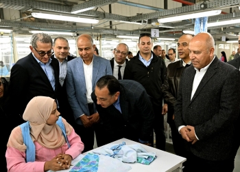 رئيس الوزراء يتفقد مصنع “الجيزة للملابس الجاهزة”