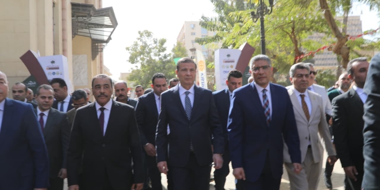وزير الزراعة ومحافظو مطروح والقاهرة والجيزة يتفقدون مهرجان القاهرة الدولي للتمور بالمتحف الزراعي