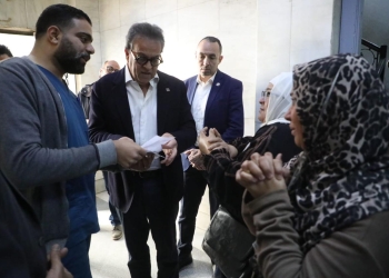 وزير الصحة يجري جولة مفاجئة بمستشفى السلام التخصصي ويحيل مديرها للتحقيق