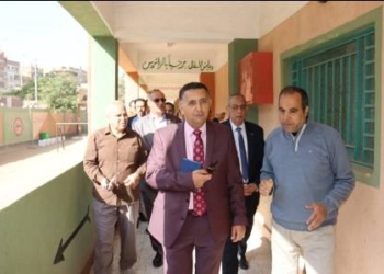 محافظ القليوبية يُجري جولة مفاجئة على مدرستين بشبين القناطر وطوخ ويتفقد طريق شبين–طوخ
