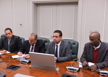 وزير العمل يستمع إلى خبير دولي حول تجارب عالمية لإطلاق منصة وطنية لتأهيل الشباب لسوق العمل العالمي