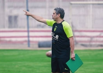 معتمد جمال يحرص على توجيه لاعبي الزمالك في الفقرة الخططية بمران اليوم