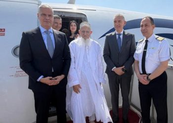 رئيس الشركة القابضة لمصر للطيران يودع سلطان البهرة على متن رحلة مصر للطيران إلى مومبسا بكينيا