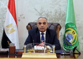 محافظ الإسماعيلية يهنئ قداسة البابا تواضروس الثاني والأقباط بمناسبة عيد القيامة المجيد