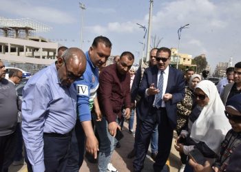 محافظ بورسعيد يتابع أعمال التشجير ورفع كفاءة المسطحات الخضراء بشارع 23 يوليو بحي المناخ