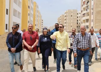 خلال جولته بمدينة المستقبل .. نائب محافظ الإسماعيلية يتفقد ميدانيًّا أعمال تطوير ١٢ عمارة إسكان اقتصادي بمدينة المستقبل