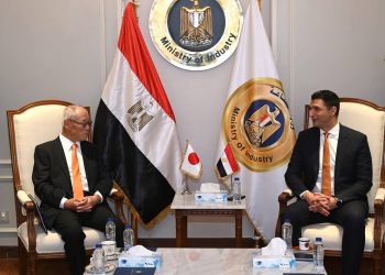 وزير الصناعة يبحث مع سفير اليابان التوسع فى الاستثمارات اليابانية