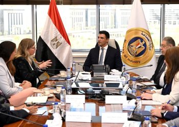 وزير الصناعة يبحث مع وفد شركة فولكس فاجن خطط الشركة للتوسع في صناعة السيارات في مصر خلال الفترة المقبلة