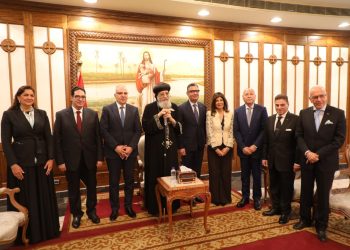 محافظ القاهرة يهنئ البابا تواضروس الثاني بعيد القيامة بالمقر الباباوي