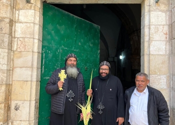 الأنبا أنطونيوس يصل القدس ويرأس قداس سبت العازر وسط قيود مستمرة على كنيسة القيامة