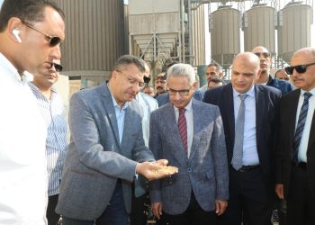 محافظ بني سويف يتفقد أعمال توريد القمح خلال زيارته لمجمع مطاحن وصوامع مصر الوسطى