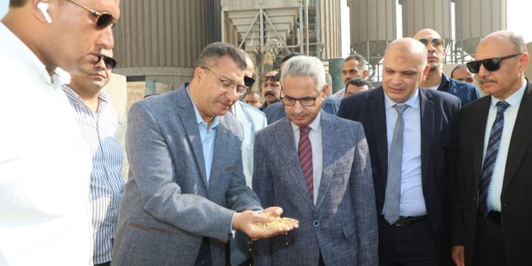 محافظ بني سويف يتفقد أعمال توريد القمح خلال زيارته لمجمع مطاحن وصوامع مصر الوسطى