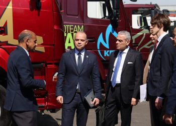 وزير الاستثمار والتجارة الخارجية يتفقد 3 مصانع كبرى في بيلاروسيا لبحث توطين صناعات الجرارات والشاحنات والألبان
