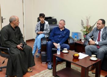 بالصور.. “الخطيب” يزور المشجع الذي أصيب قبل مباراة القمة في حادث أمام الاستاد