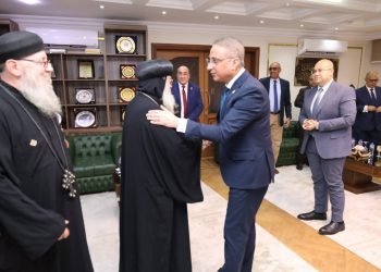 الأنبا صموئيل يقدم تهنئة عيد الأضحى لقيادات محافظة الجيزة
