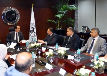 “عوض” يبحث خطط رفع كفاءة الأداء المؤسسي وتطوير العنصر البشري بالهيئة العامة للاستثمار والمناطق الحرة