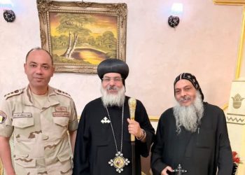 الأنبا إقلاديوس يزور مبنى مديرية أمن الأقصر لتقديم التهنئة بعيد الأضحى المبارك