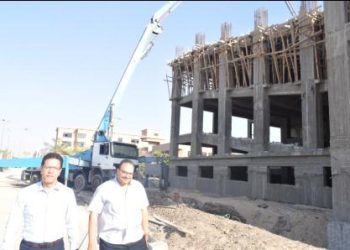 رئيس جامعة بنها يتفقد صب الدور الأول بمبنى المدرجات الجديد بكفر سعد