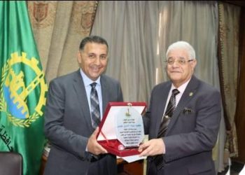 محافظ القليوبية يُكرّم رئيس مجلس ومدينة شبرا الخيمة لبلوغه السن القانونية