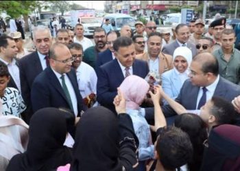 محافظ القليوبية يشارك المواطنين فرحتهم ويوزع الورود على كورنيش النيل ببنها