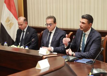 وزير الصحة يبحث مع وزيري الاستثمار والصناعة آليات خفض الإصابة بالأمراض المرتبطة بالسكر