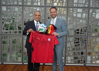 “عبد العاطي” يهدي وزير خارجية بلجيكا قميص المنتخب المصري على هامش اجتماع مجلس المشاركة مع الاتحاد الأوروبي