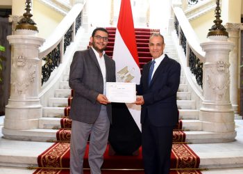 وزير الخارجية يلتقي الوفد الطبي المصري العائد من تنزانيا وكينيا