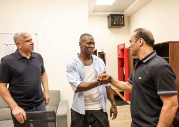 أليو ديانج مودعا جماهير الأهلي: “هنا عشت الأحلام وحققت الإنجازات والألقاب..جيت شاباً صغيراً وأغادر رجلا وأبا”
