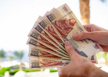 تقرير بلومبرج: الجنيه المصري يصبح الأفضل أداءً عالميًا أمام الدولار