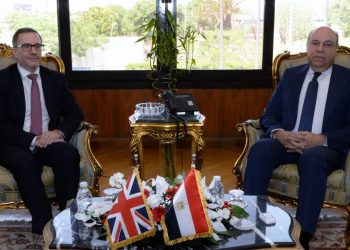 وزير الطيران المدني يبحث مع السفير البريطاني تعزيز الشراكة الاستراتيجية والتعاون الثنائي في مجال الطيران المدني