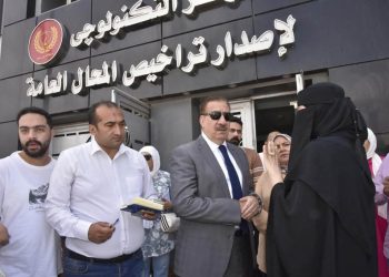 محافظ بورسعيد يتفقد مركز تراخيص المحال العامة بحي المناخ لمتابعة معدلات الأداء وانتظام سير العمل