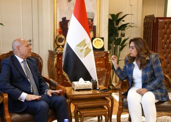 وزيرة التنمية المحلية والبيئة تتابع مع محافظ القاهرة الموقف التنفيذى للمشروعات التنموية وملفات النظافة والتصالح على مخالفات البناء وتطوير المناطق التاريخية بالعاصمة
