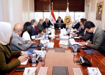 وزير الصناعة يبحث مع رئيس الأكاديمية العربية للعلوم والتكنولوجيا والنقل البحري سبل تعزيز التعاون في مجالات البحث العلمي ودعم المشروعات الناشئة والتدريب المهني