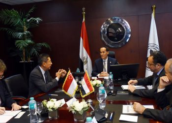 الرئيس التنفيذي للهيئة العامة للاستثمار والمناطق الحرة وسفير جمهورية سنغافورة يبحثان تعميق التعاون الاستثماري بين البلدين