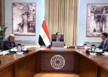 ” مدبولي  ” يكلف بعرض الصورة النهائية لمبادرة تشجيع تركيب الواح الطاقة الشمسية في المصانع والمنازل على مجلس الوزراء