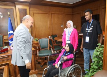 محافظ السويس يُسلم كرسيًا كهربائيًا لفتاة من ذوي الهمم استجابة لطلب إنساني