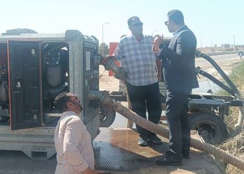 نائب محافظ السويس يتابع ميدانيآ أعمال رفع المياه بطريق عيون موسى.